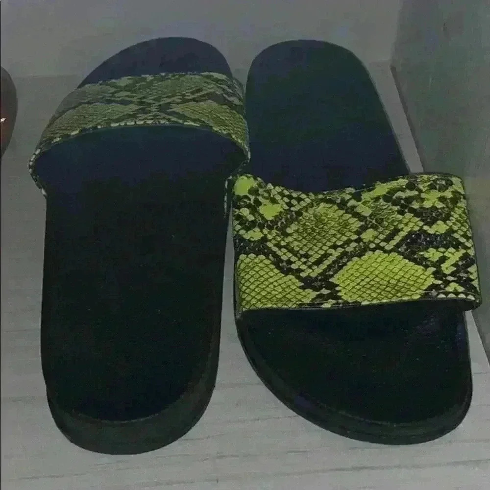 EnVogue green snakeskin slide sandal - Picture 2 of 3